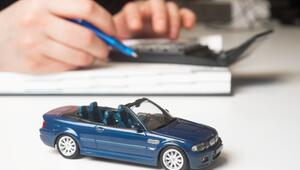 Modellauto und Mann mit Taschenrecher