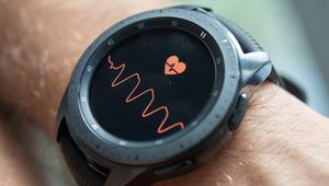 Eine Smartwatch misst die Herzfrequenz