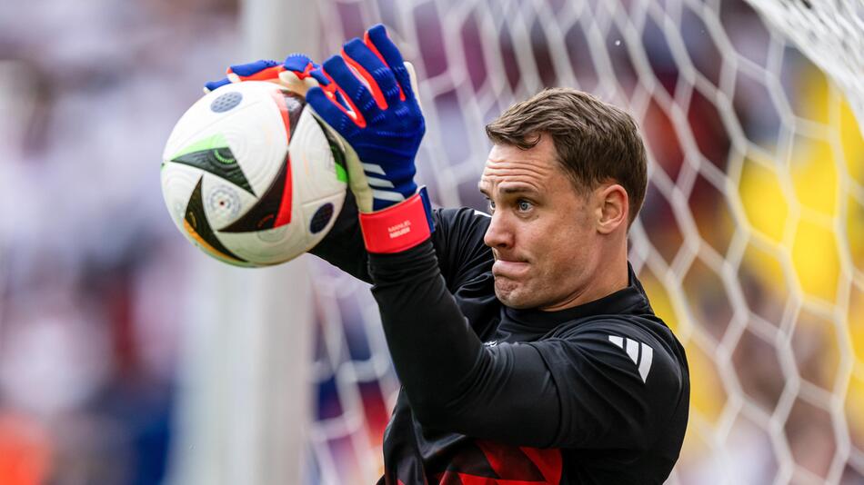 Manuel Neuer während des Aufwärmens vor dem EM-Viertelfinale gegen Spanien