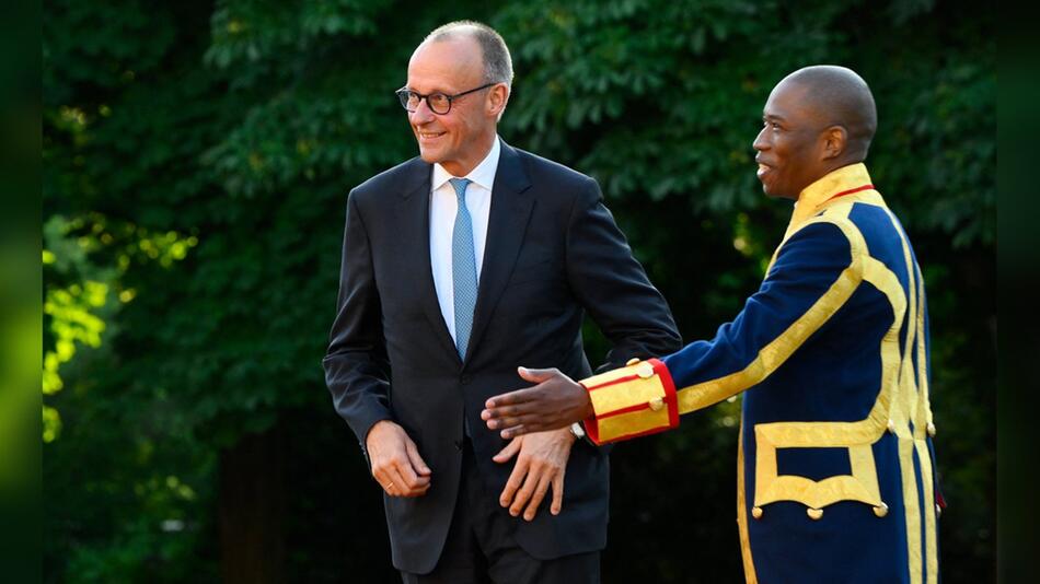 Friedrich Merz (l.) gut gelaunt ohne Gattin Charlotte bei der Ankunft am Schloss Huis ten Bosch ...