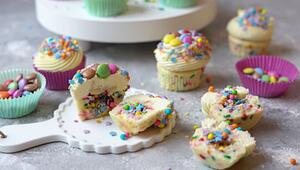 Funfetti Cupcakes mit Frosting auf einem Tisch