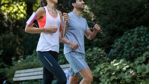 Ein Paar joggt im Park