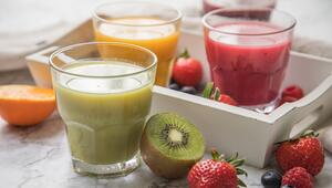 Mehrere Gläser mit frisch gepresstem Fruchtsaft