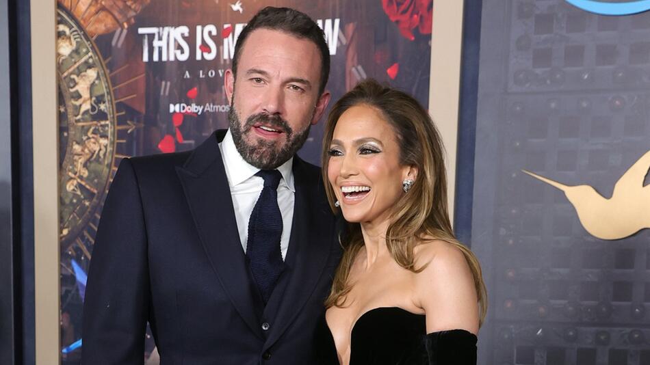 Im Februar zeigten sich Ben Affleck und Jennifer Lopez noch vertraut bei einer Veranstaltung ...