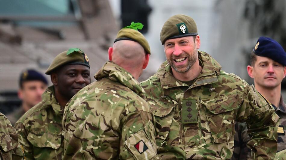 Prinz William in militärischer Kampfuniform am Militärstützpunkt in Estland.