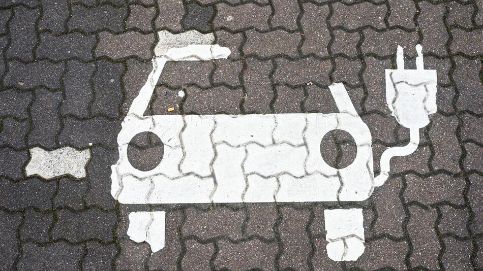 Ein Symbol markiert einen Parkplatz für Elektroautos