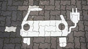 Ein Symbol markiert einen Parkplatz für Elektroautos