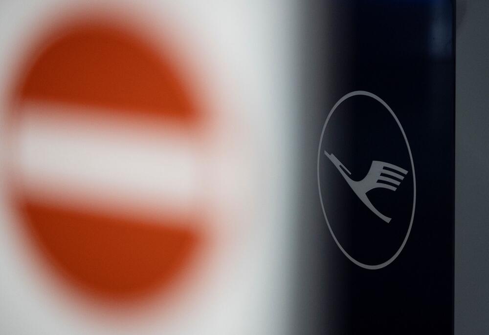 Blick auf ein Lufthansa-Logo am Frankfurter Flughafen