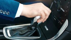 Männliche Hand schaltet im Auto, Kupplung