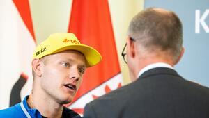 Doppel-Olympiasieger Max Langenhan hatte die Nummer von Friedrich Merz nicht eingespeichert.