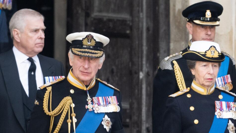 "Royal Family - Englands königliche Geschwister": König Charles III. (2.v.l.) und seine ...