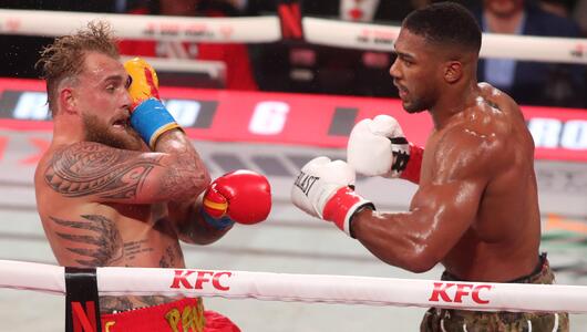 Anthony Joshua (rechts) schlägt Jake Paul (links).