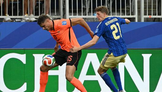 Micky van der Ven und Alexander Bernhardsson kämpfen um den Ball.