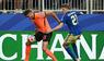 Micky van der Ven und Alexander Bernhardsson kämpfen um den Ball.