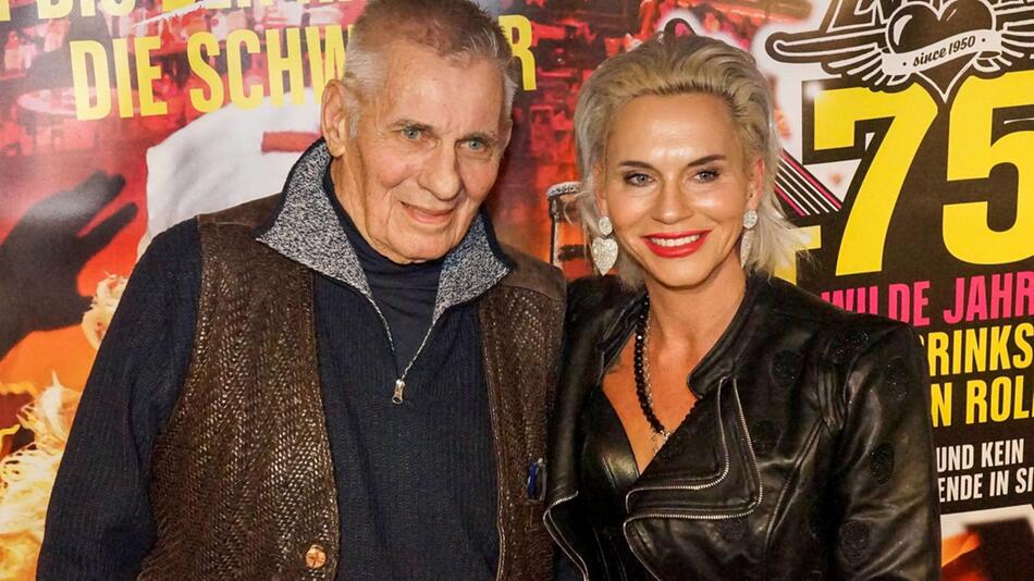 Heinz Hoenig mit seiner Frau Annika Kärsten-Hoenig in der Kultkneipe Zwick in Hamburg.