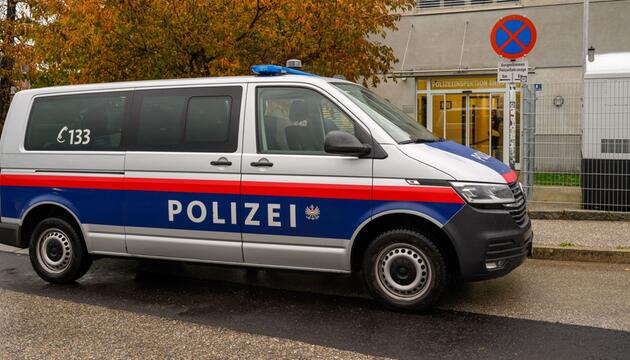 Im Stiegenhaus nahmen Polizisten den Betrunkenen fest