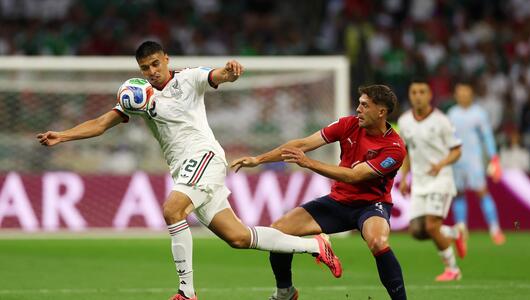 Guillermo Martinez und Robin Hranac kämpfen um den Ball.