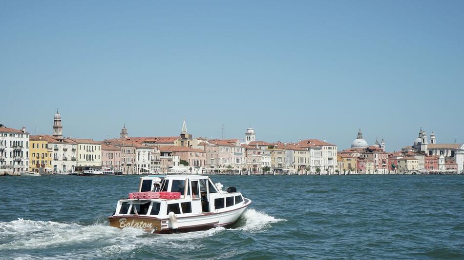 Boot im Markusbecken vor Venedig