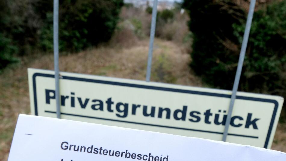 Ein Grundsteuerbescheid vor einem Privatgrundstück