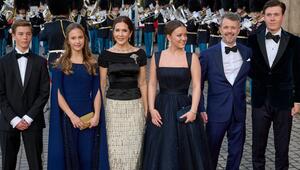 Prinz Vincent, Prinzessin Josephine, Königin Mary, Prinzessin Isabella, König Frederik und Prinz ...