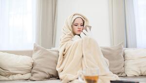 Junge Frau friert in der Wohnung
