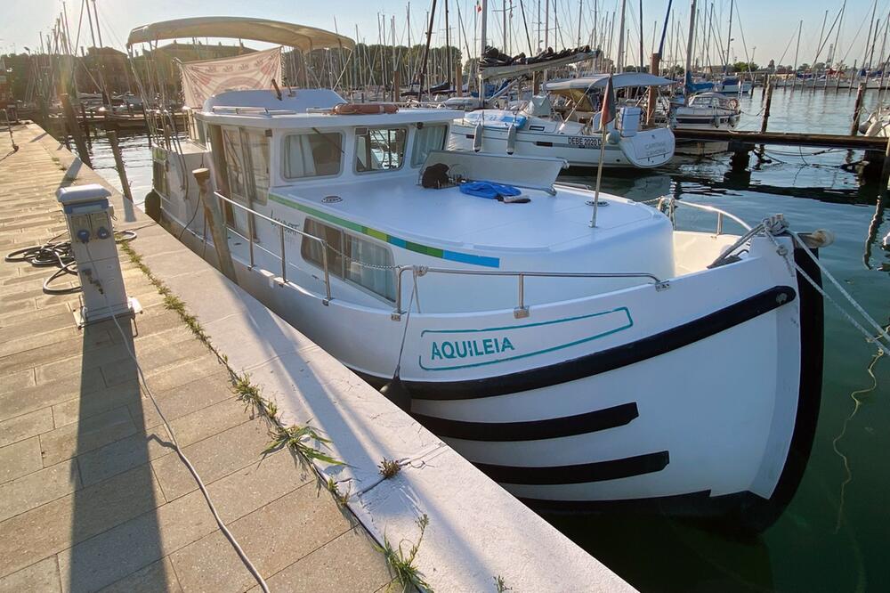 Hausboot "Aquileia" im Hafen von Sant'Elena