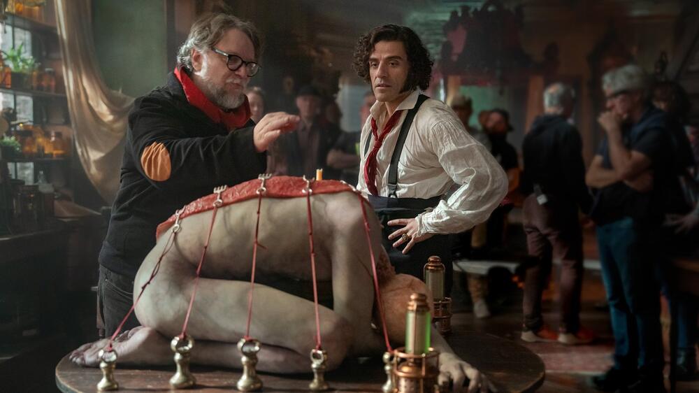 Guillermo del Toro (l.) und Oscar Isaac am Set von "Frankenstein"