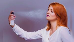 Mit ein paar Sprühstößen Fixingspray sitzt das Make-up auch noch nach einigen Stunden.