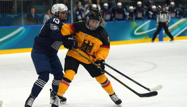 Deutschland spielt gegen Frankreich im Eishockey.