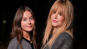 Faith Margaret Kidman-Urban lächelt gemeinsam mit ihrer berühmten Mutter Nicole Kidman (r.) in ...