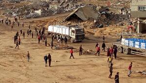 Palestinians attempt to grab aid from a truck, following a ceasefire between Israel and Hamas