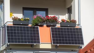 Solarmodule für ein Balkonkraftwerk hängen an einem Balkon