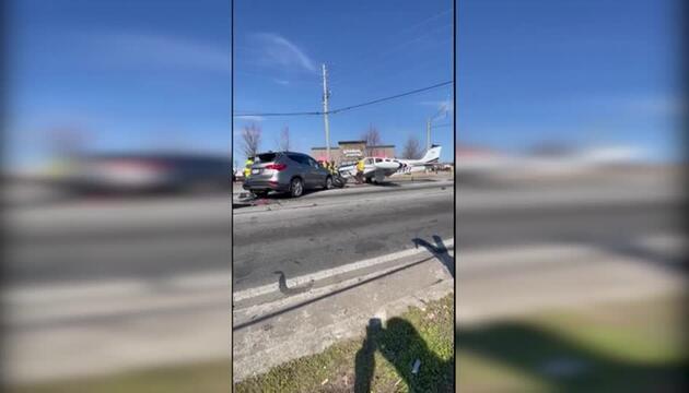 Crash auf Kreuzung: Kleinflugzeug landet auf Straße