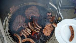 Grillgut brutzelt auf einem Holzkohlegrill