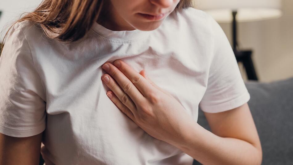 Ein Engegefühl in der Brust ist ein häufiges Symptom von Angstattacken.