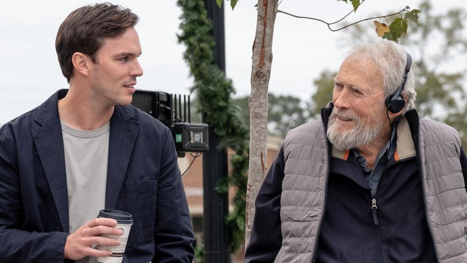 Clint Eastwood (r.) und Nicholas Hoult bei den Dreharbeiten zu "Juror #2".