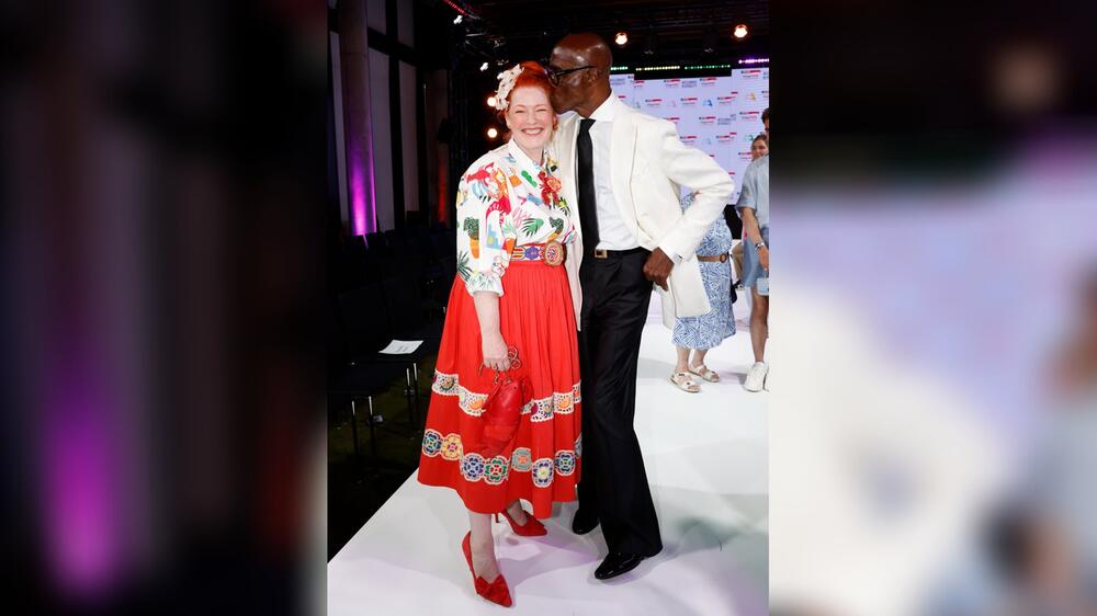 Enie van de Meiklokjes und Bruce Darnell genossen die Fashionshow sichtlich.