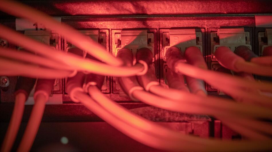 Glasfaserkabel in einem Serverraum