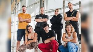 "7 vs. Wild": Die Teilnehmer um Jeannine Michaelsen melden sich am Flughafen ab.