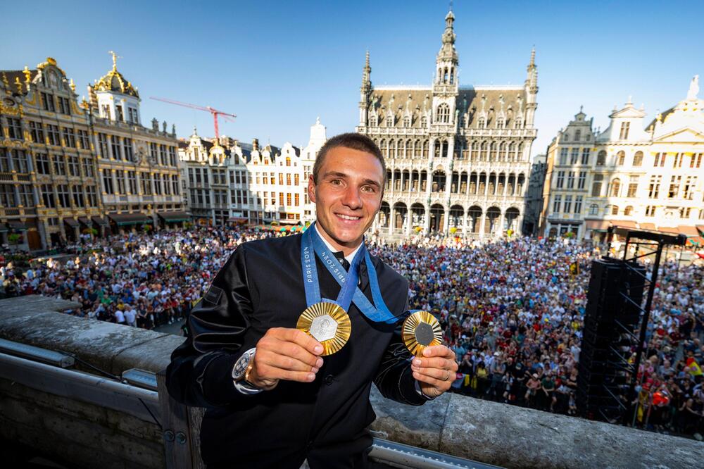 Doppel-Gold bei Olympia 2024 in Paris: So wurde Remco Evenepoel am Rathaus in Brüssel gefeiert.