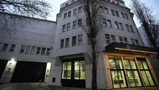Der Erstangeklagte befindet sich wegen Fluchtgefahr in Wien in U-Haft