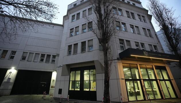 Der Erstangeklagte befindet sich wegen Fluchtgefahr in Wien in U-Haft