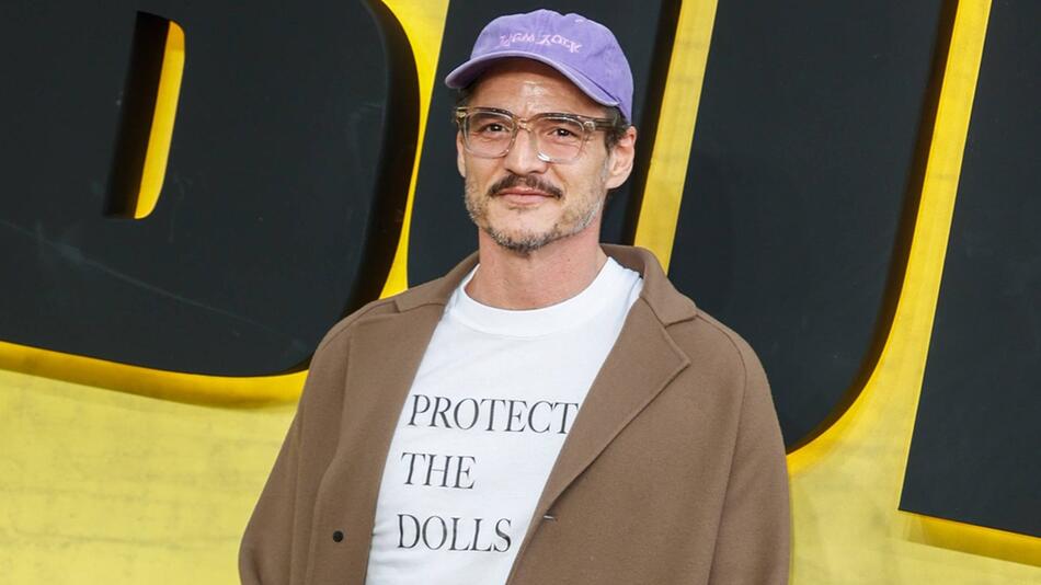 Schauspieler Pedro Pascal trägt bei der Europapremiere von "Thunderbolts" ein T-Shirt mit ...