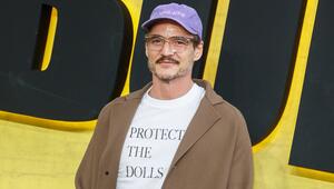 Schauspieler Pedro Pascal trägt bei der Europapremiere von "Thunderbolts" ein T-Shirt mit ...