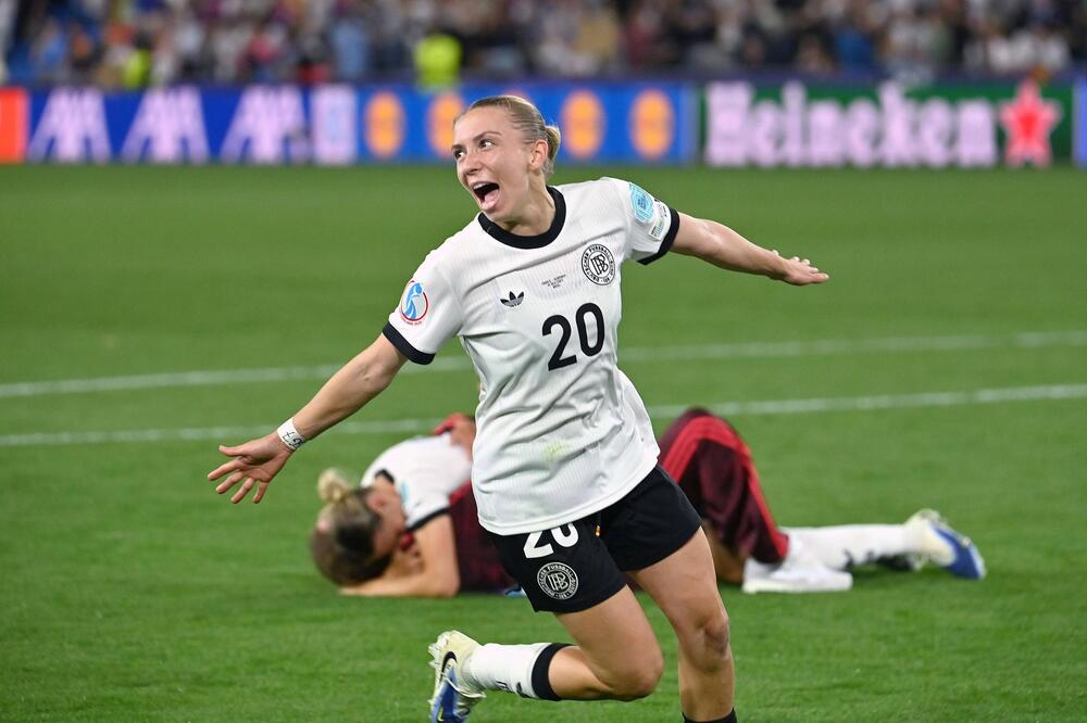Frankreich ist im Elfmeterschießen geschlagen - Elisa Senß zieht jubelnd ab.