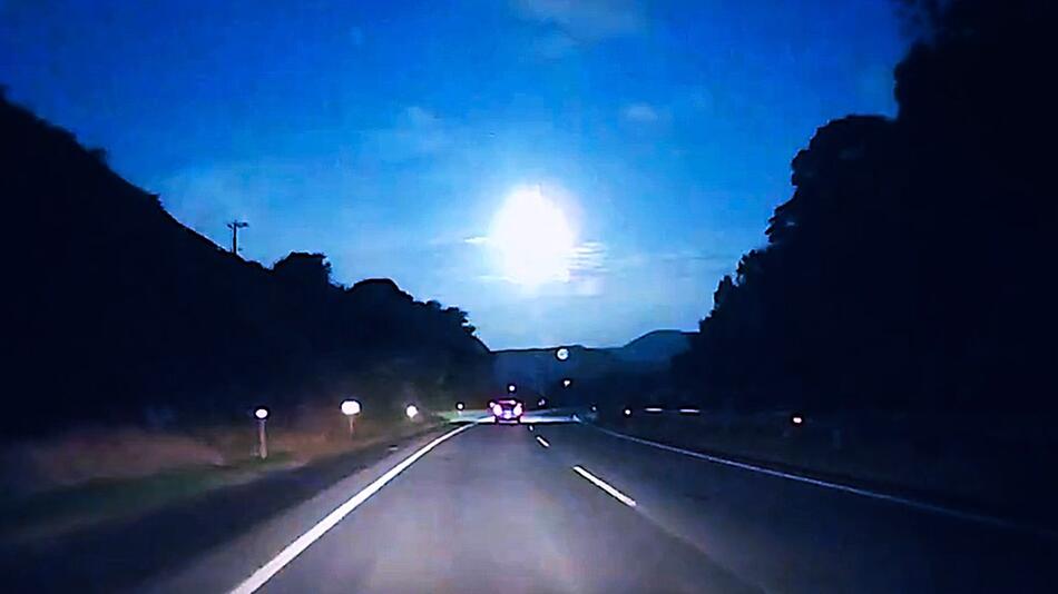 Feuerball macht Nacht zum Tag: Großer Meteor verglüht über Japan