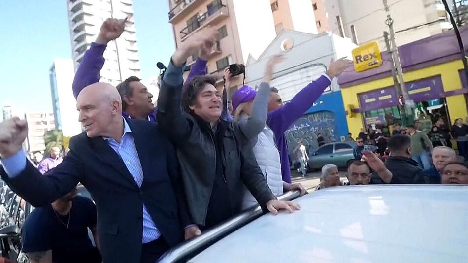 Präsident mit Steinen beworfen: Milei muss von Kundgebung in Buenos Aires fliehen
