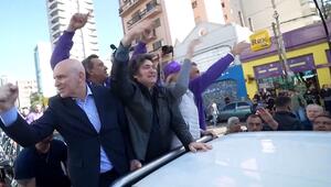 Präsident mit Steinen beworfen: Milei muss von Kundgebung in Buenos Aires fliehen