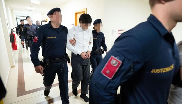 Angeklagte auf dem Weg zum Prozess
