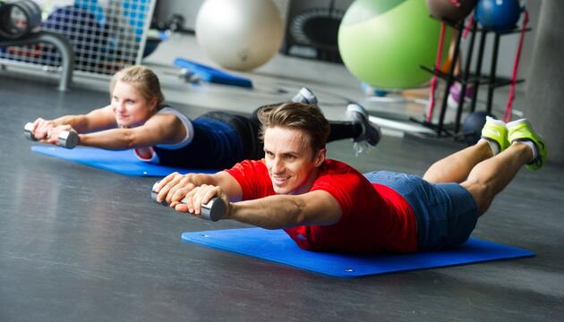 Zwei Personen trainieren in einem Fitnessstudio